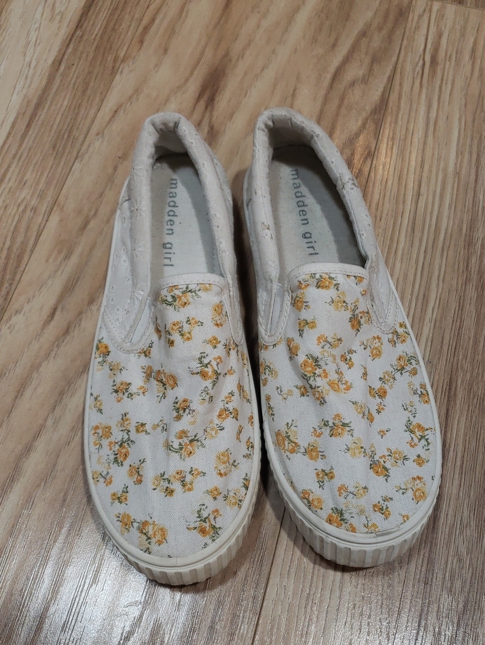 Madden Girl Size 8 Slip On Sneakers Yellow Ditsy Floral Print White Eyelet Patte